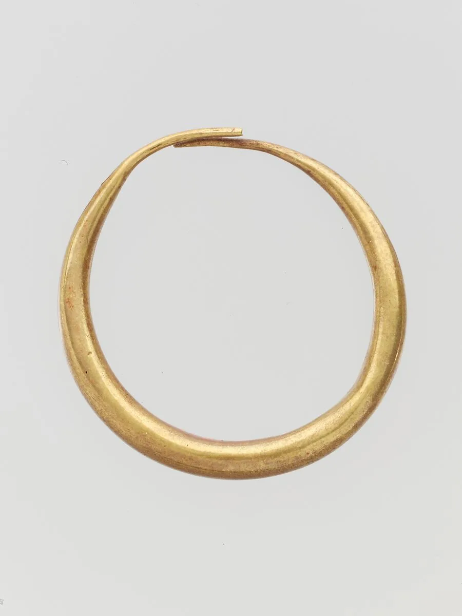 Gold annular earring — Unknown