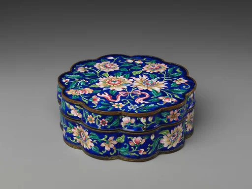 清中期 銅胎畫琺瑯一把蓮紋盒|Box with lotus bundles