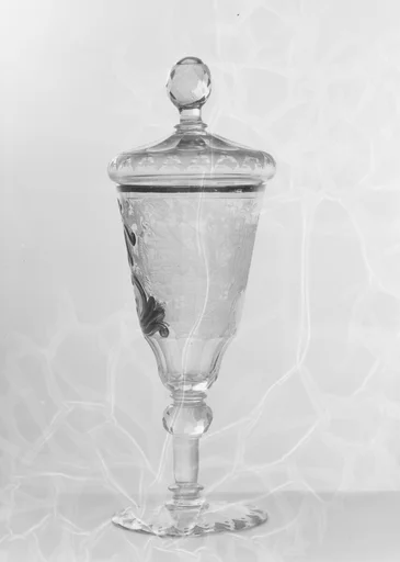 Standing cup with cover