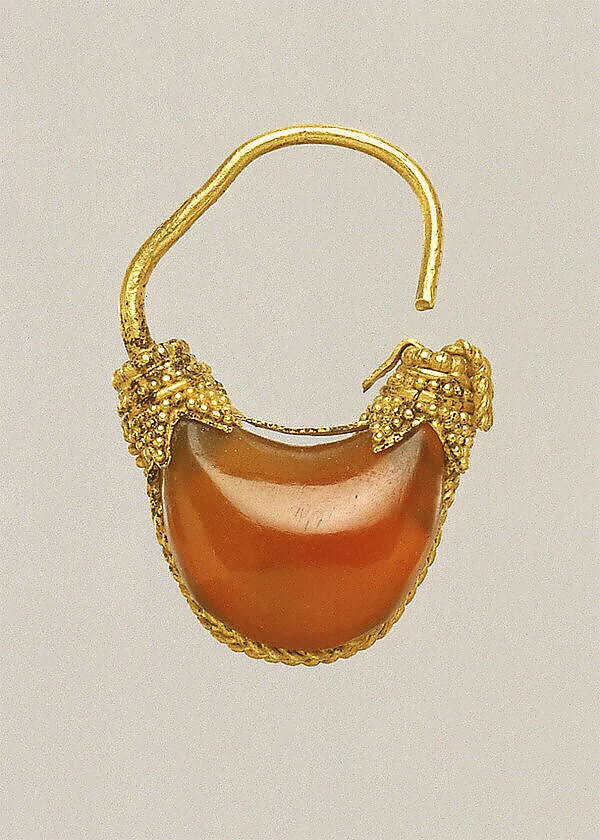 Gold and carnelian boat-shaped earring — Unknown