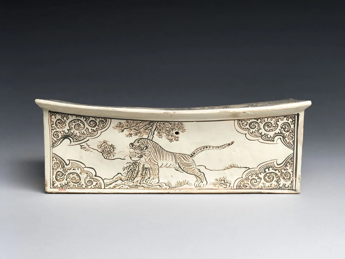 金 磁州窯山水立虎紋白釉瓷枕|Pillow with landscapes featuring Daoist figures and a tiger — Zhang family workshop