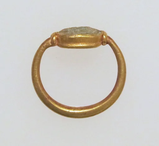 Ring with glass paste