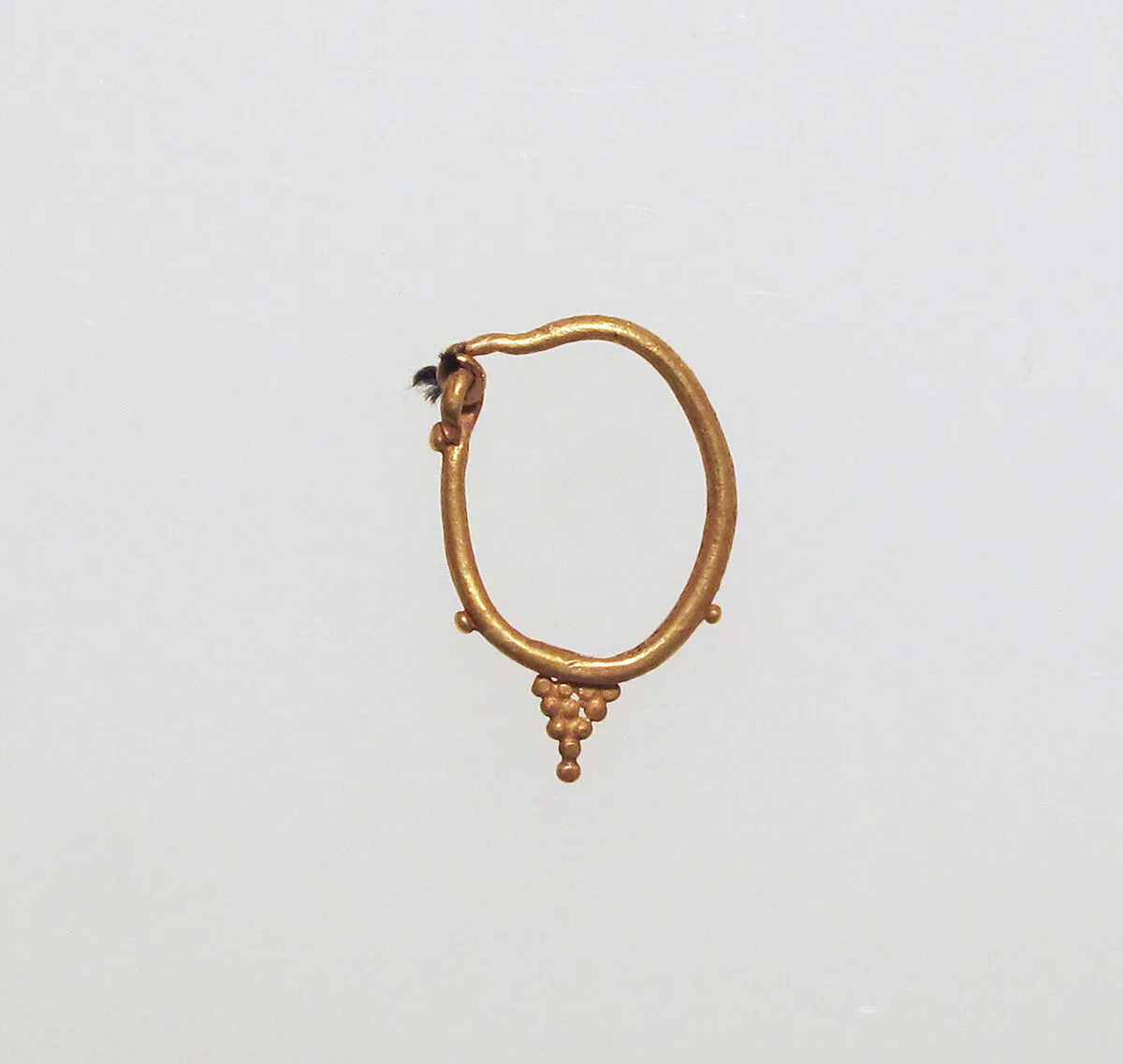 Earring with pyramid of balls — Unknown