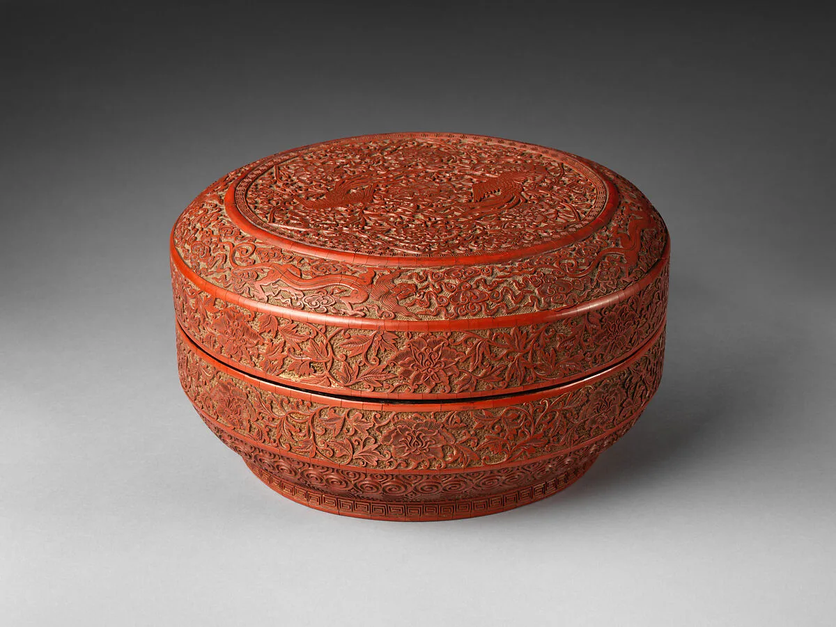 明萬曆 剔紅鳳凰雙螭紋漆盒|Box with patterns of phoenixes and chi dragons — Unknown