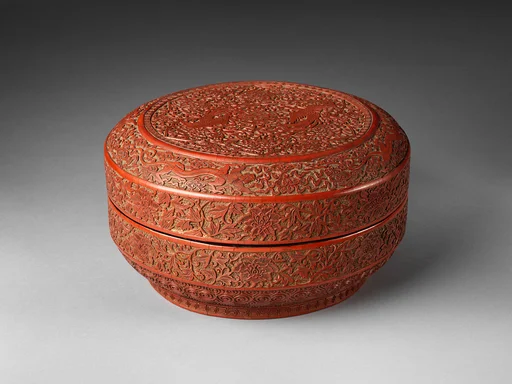 明萬曆 剔紅鳳凰雙螭紋漆盒|Box with patterns of phoenixes and chi dragons