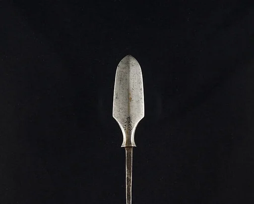 Arrowhead (<i>Yanone</i>)