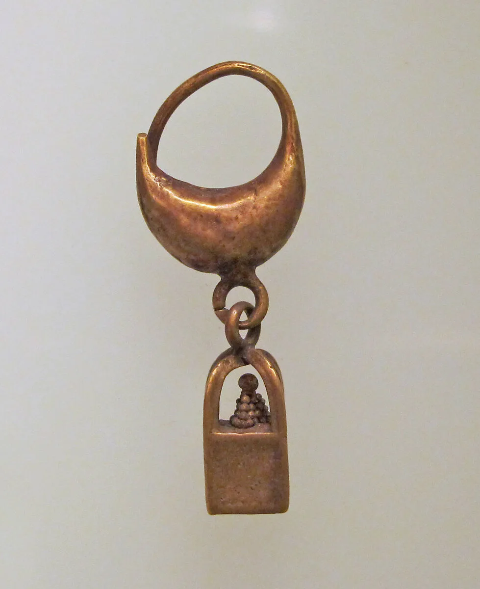 Earring with leech and box pendant — Unknown
