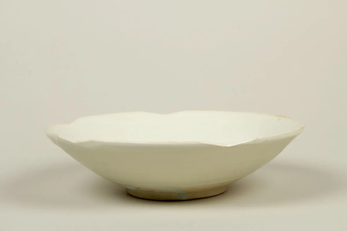 唐 白瓷花口碗|Bowl with petal-shaped rim — Unknown