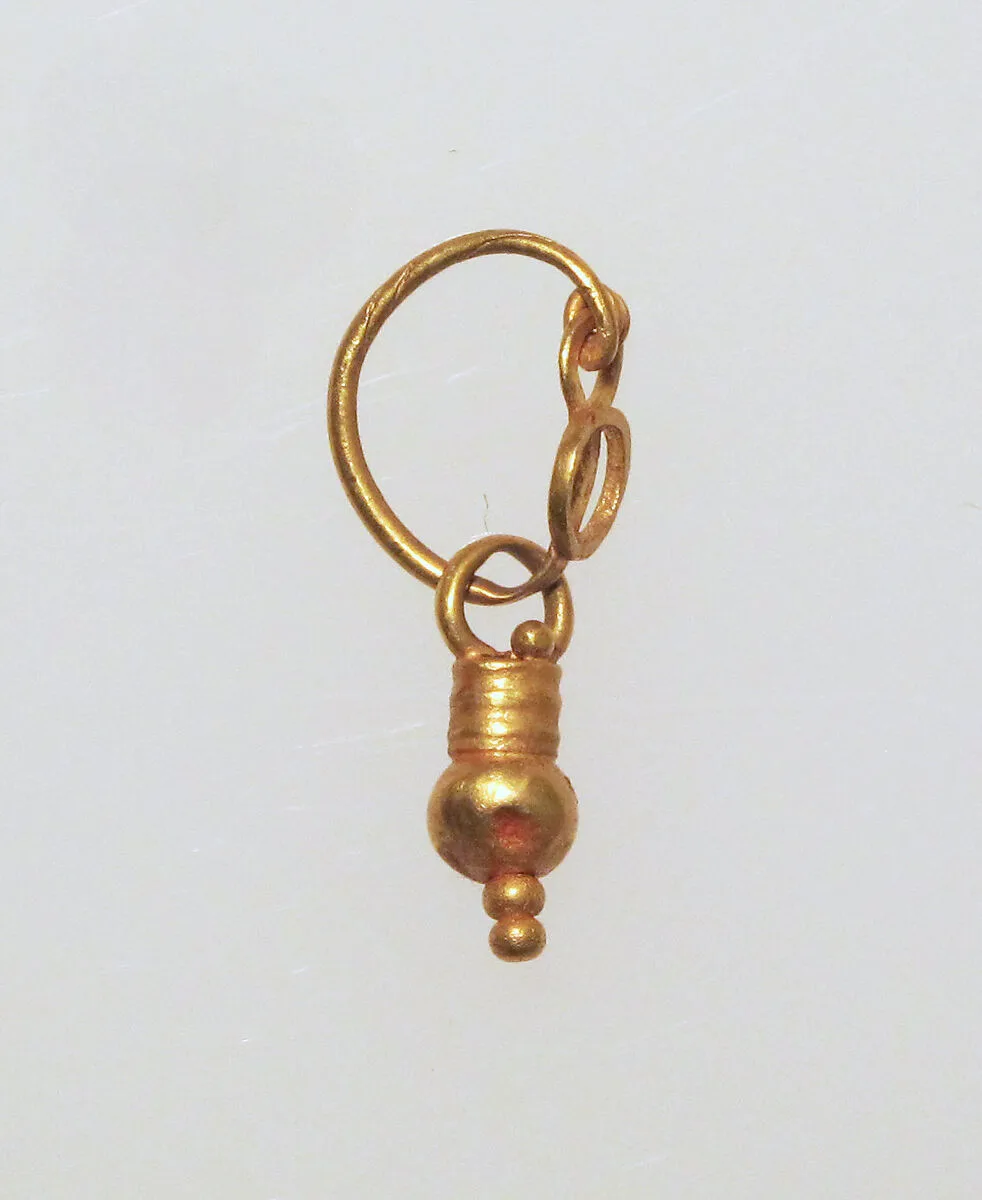 Gold earring with hollow disc and pendant — Unknown