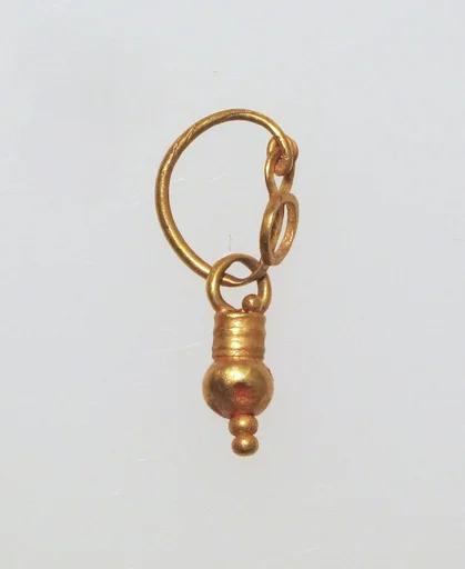 Gold earring with hollow disc and pendant