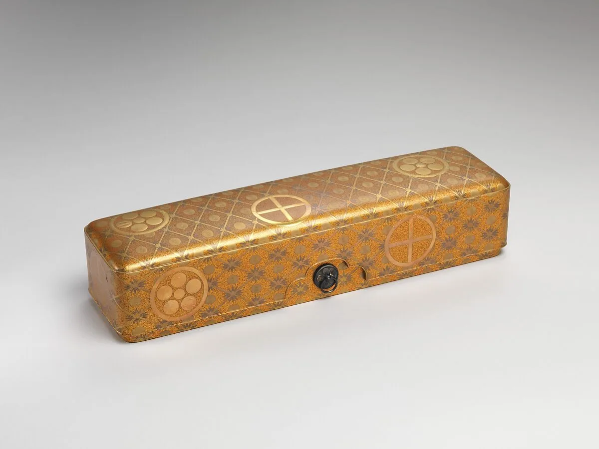 松竹梅家紋散し蒔絵文箱|Letter Box with Pine, Bamboo, Plum Blossom, and Family Crests — Unknown