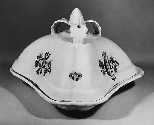 Three-sided serving dish with cover