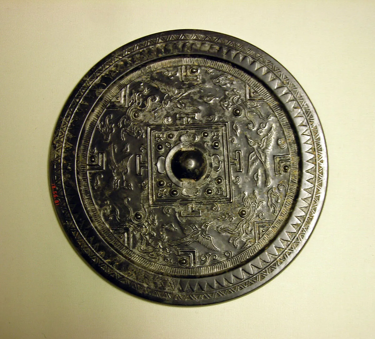 漢 博局鳥獣紋銅鏡|Mirror with board game design and mythical creatures — Unknown