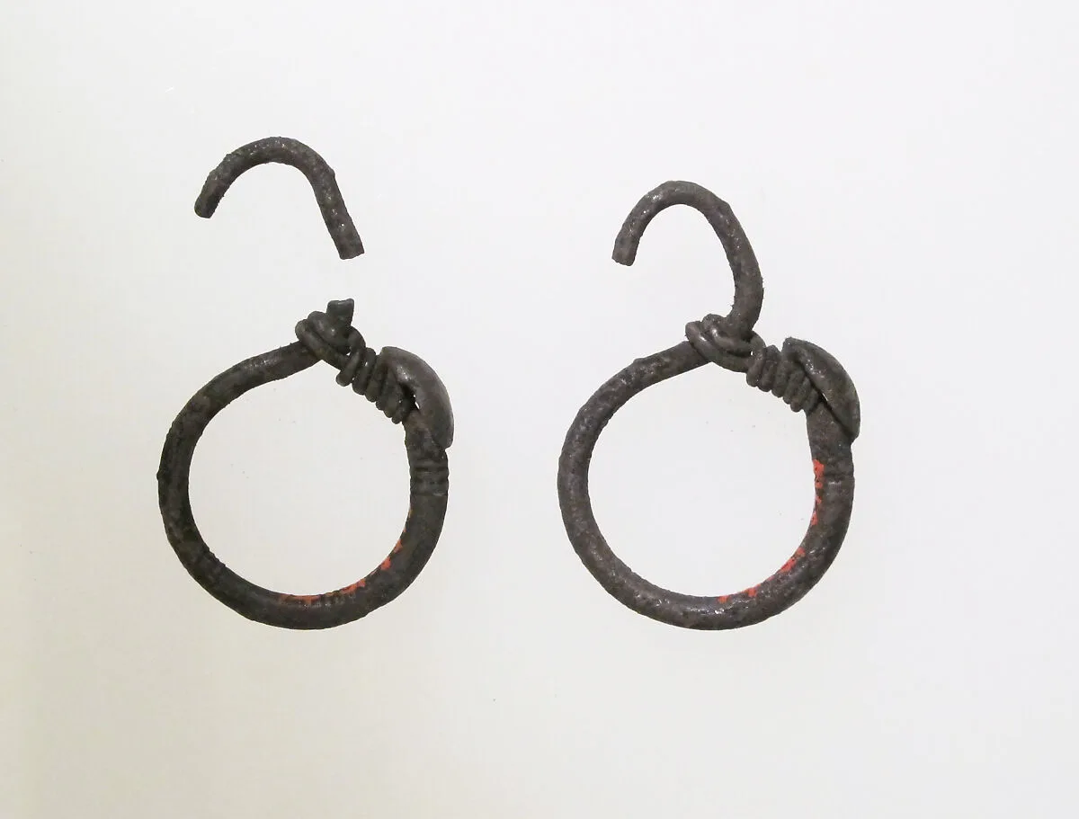 Earring, delta-shaped with disc — Unknown