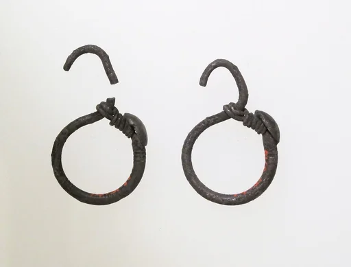 Earring, delta-shaped with disc