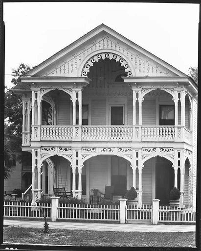 [Folk Victorian House with Front-Gabled Roof, Fernandez, Florida]