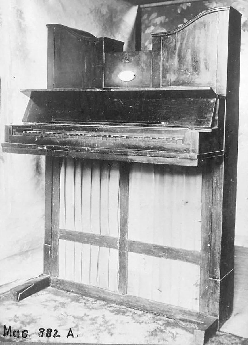 Upright Piano (Ditanaklasis) — Matthias Müller
