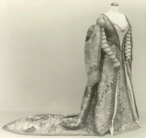 Court ensemble