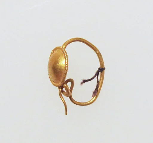 Earring with plain loop and disc