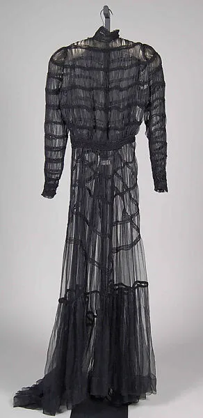 Evening dress — Unknown