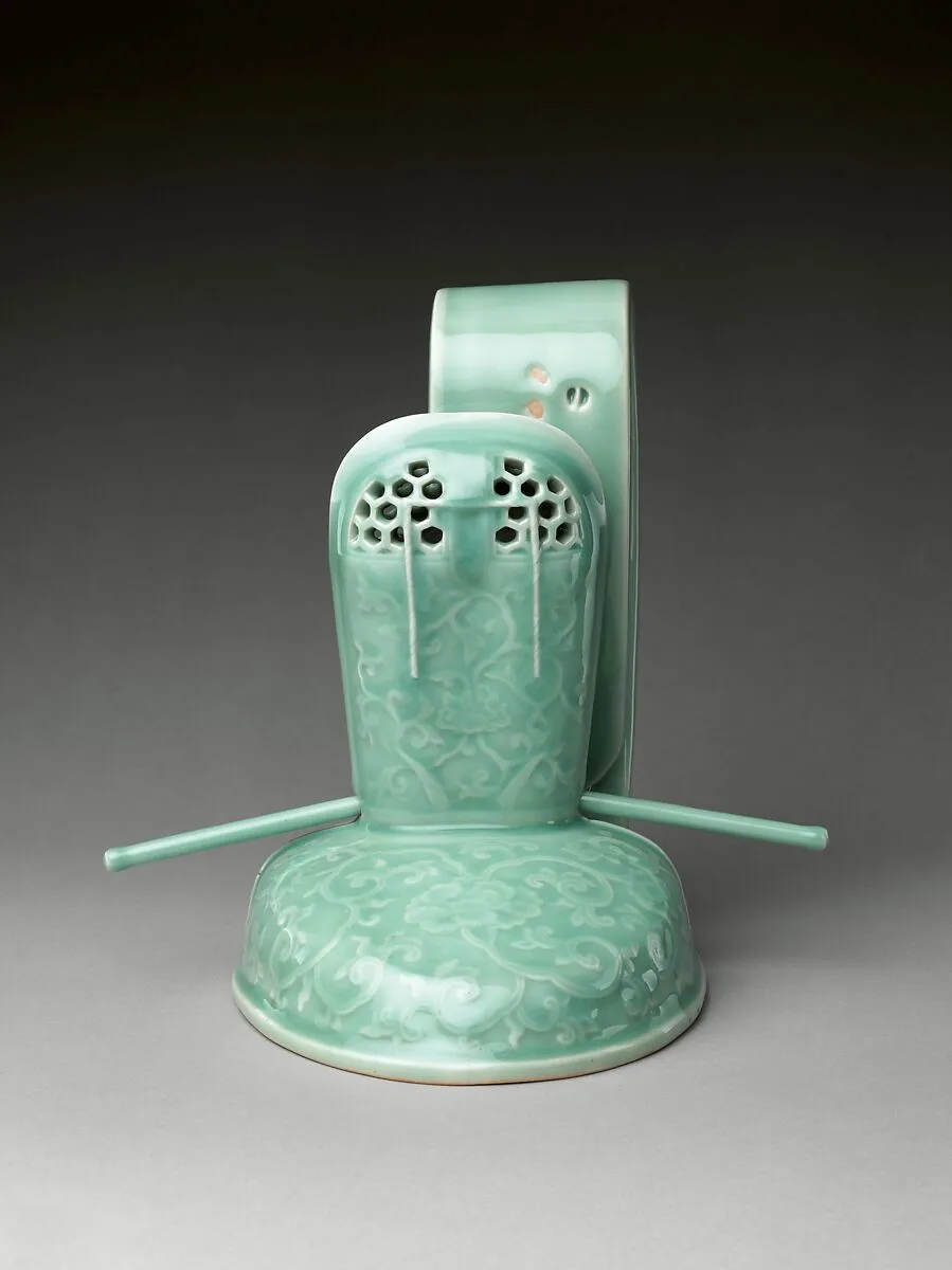 青磁花唐草牡丹文冠形香炉|Incense Burner in the Shape of a Courtier’s Hat with Scrolling Peonies — Unknown