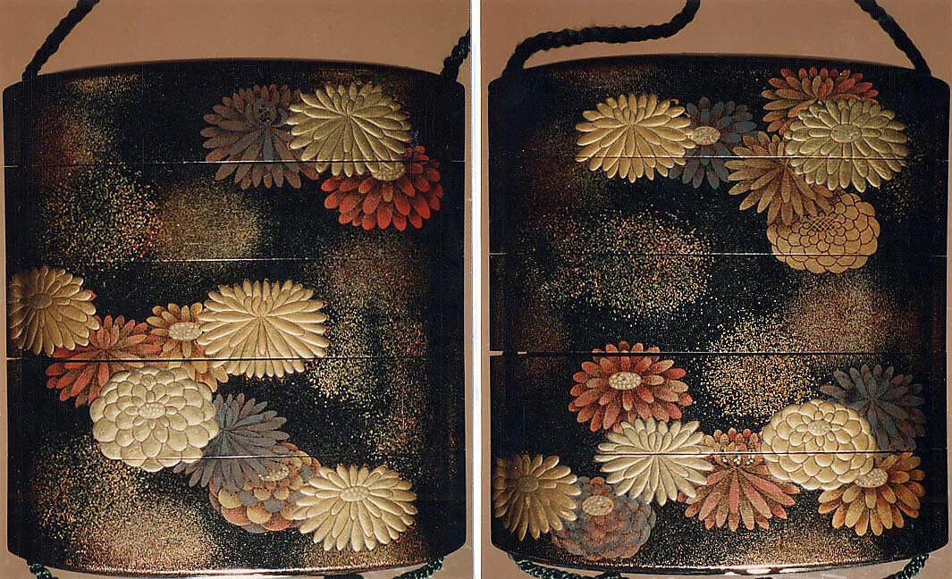 菊散蒔絵印籠|Inrō with Scattered Chrysanthemums — Unknown