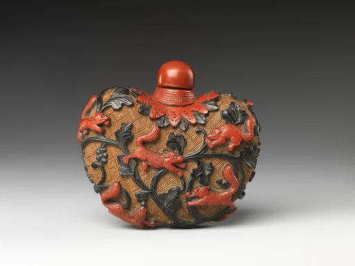 清晚期    剔彩松鼠紋鼻煙壺|Snuff bottle with squirrels