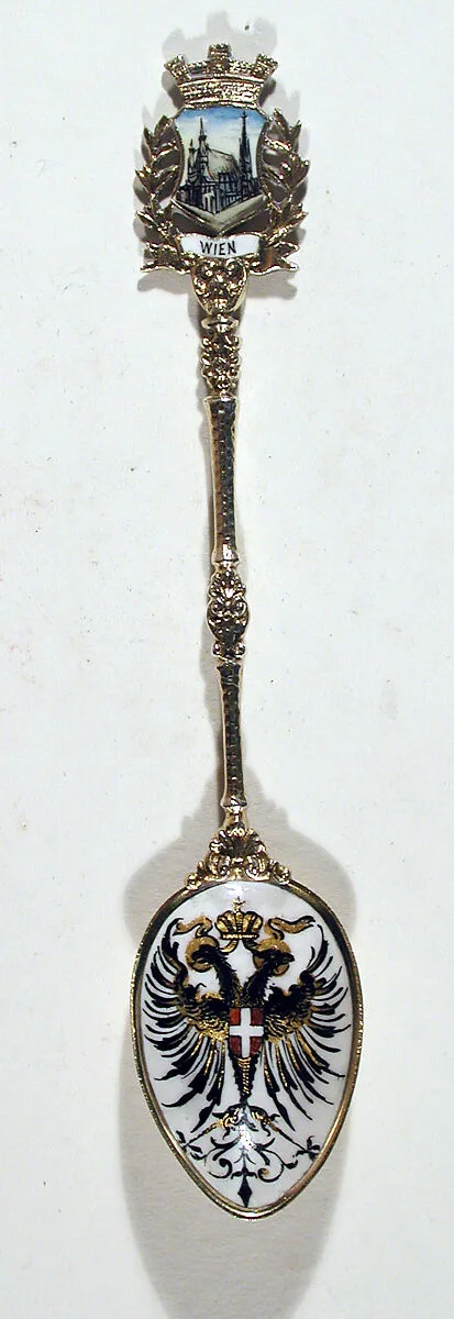 Souvenir spoon with Imperial double-headed eagle and St. Stephan's Cathedral in Vienna — Unknown