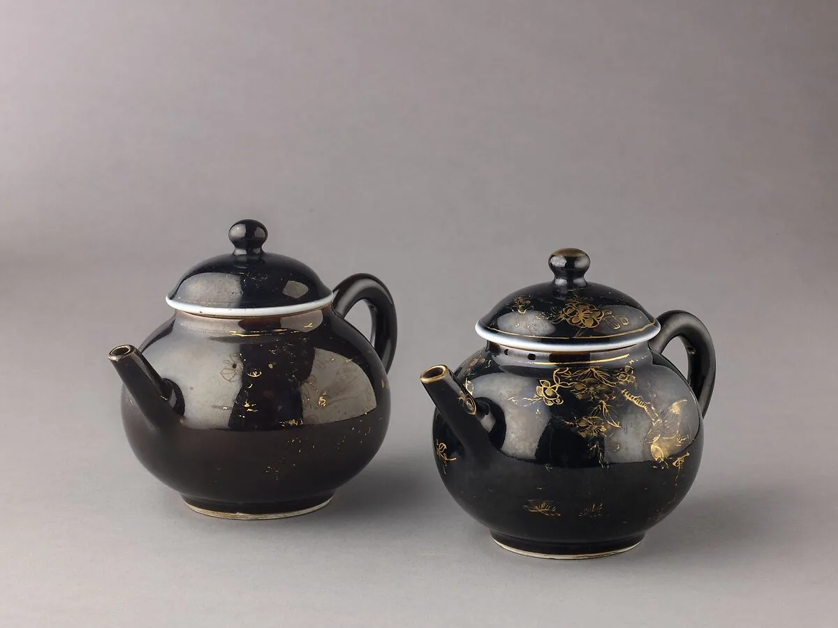 covered teapot or wine pot (pair with 1975.1.1703) — Chinese