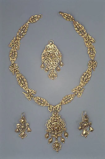 Parure comprised of a necklace, two pendants, and a pair of earrings (assembled)