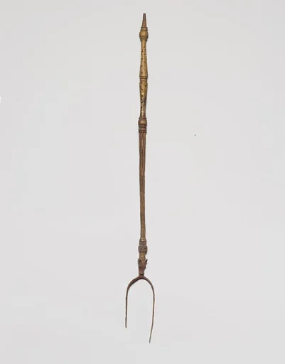 Bronze fork with the head of a wolf