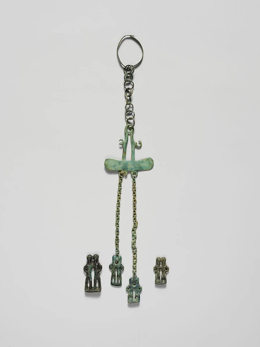 Bronze pendant in the form of a paired couple — Unknown