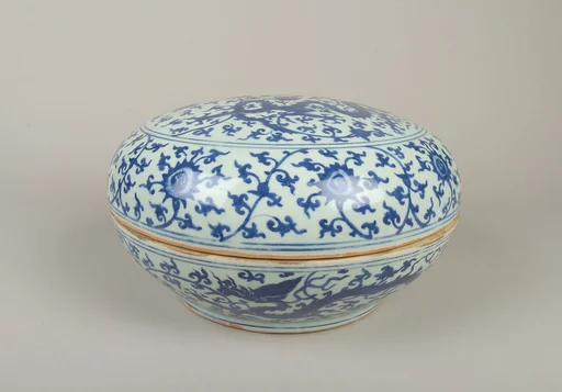 明嘉靖 景德鎮窯青花龍鳳紋捧盒|Covered box with dragons and phoenixes