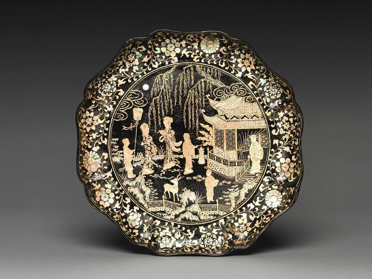 明晚期 黑漆嵌螺鈿人物故事圖葵口盤|Dish with figures in a landscape — Unknown