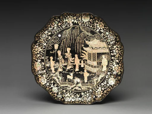 明晚期 黑漆嵌螺鈿人物故事圖葵口盤|Dish with figures in a landscape