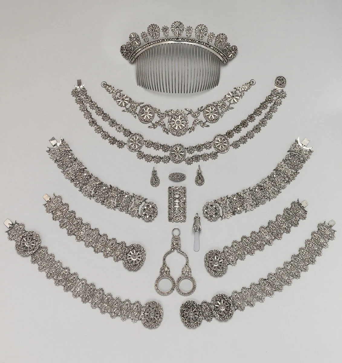 Fifteen-piece parure in leather case — Unknown