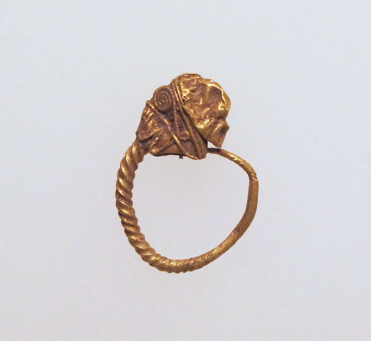 Gold earring with head of a lion — Unknown