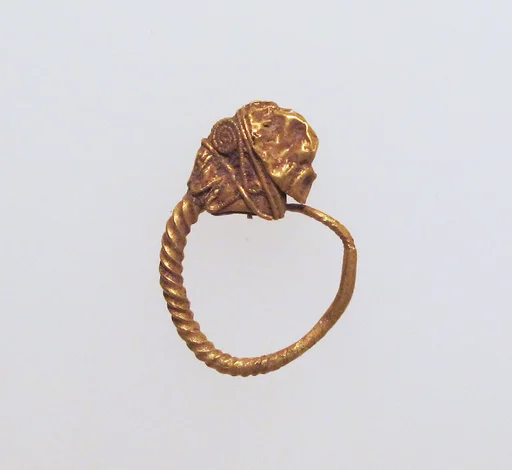 Gold earring with head of a lion