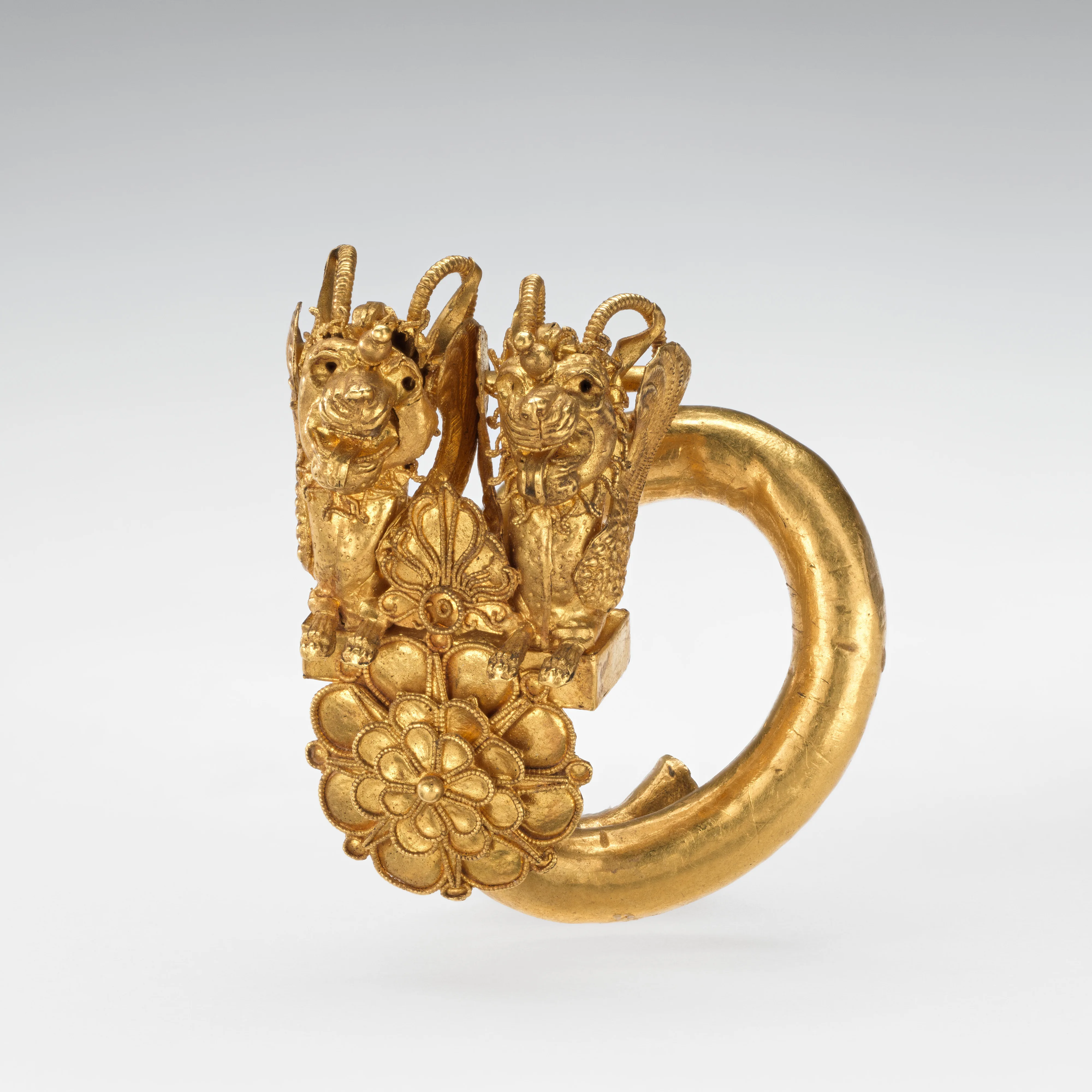 Gold spiral with double lion-griffin-head terminal — Unknown