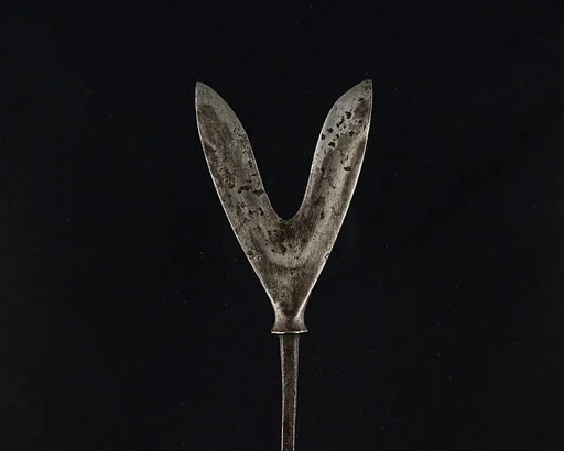 Arrowhead (<i>Yanone</i>)