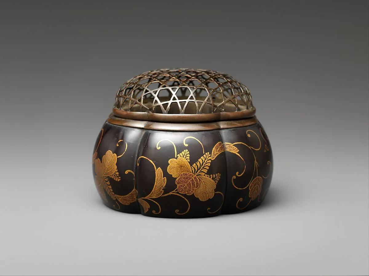 桐唐草蒔絵阿古陀香炉|Melon-Shaped Incense Burner (Akoda Kōro) with Paulownia and Foliage Scroll — Unknown