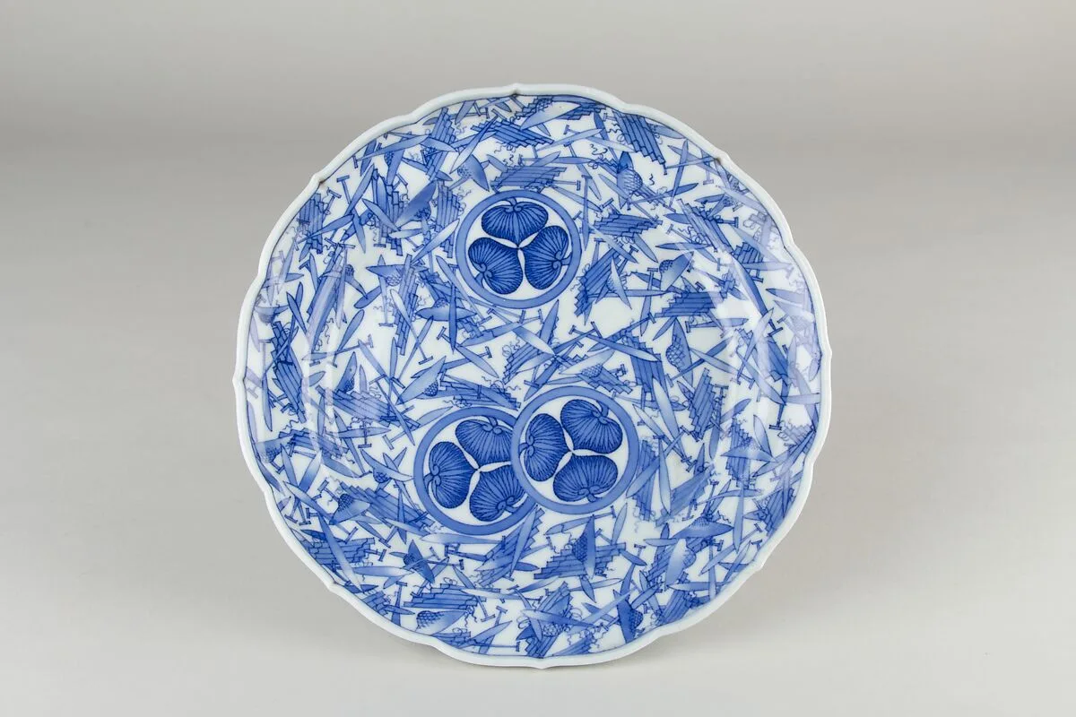 染付筏かぶり笠葵紋文皿|Dish with Rafts, Bamboo Hats, and Tokugawa Family Crest — Unknown
