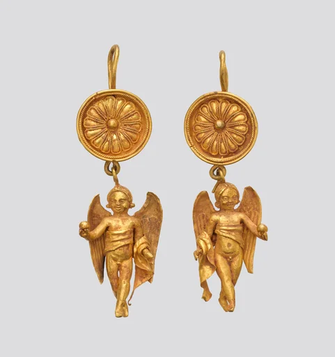 Earring with pendant in the form of Eros