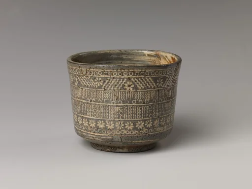 다완 조선|茶碗 朝鮮|Tea bowl with decoration of chrysanthemums and wavy lines