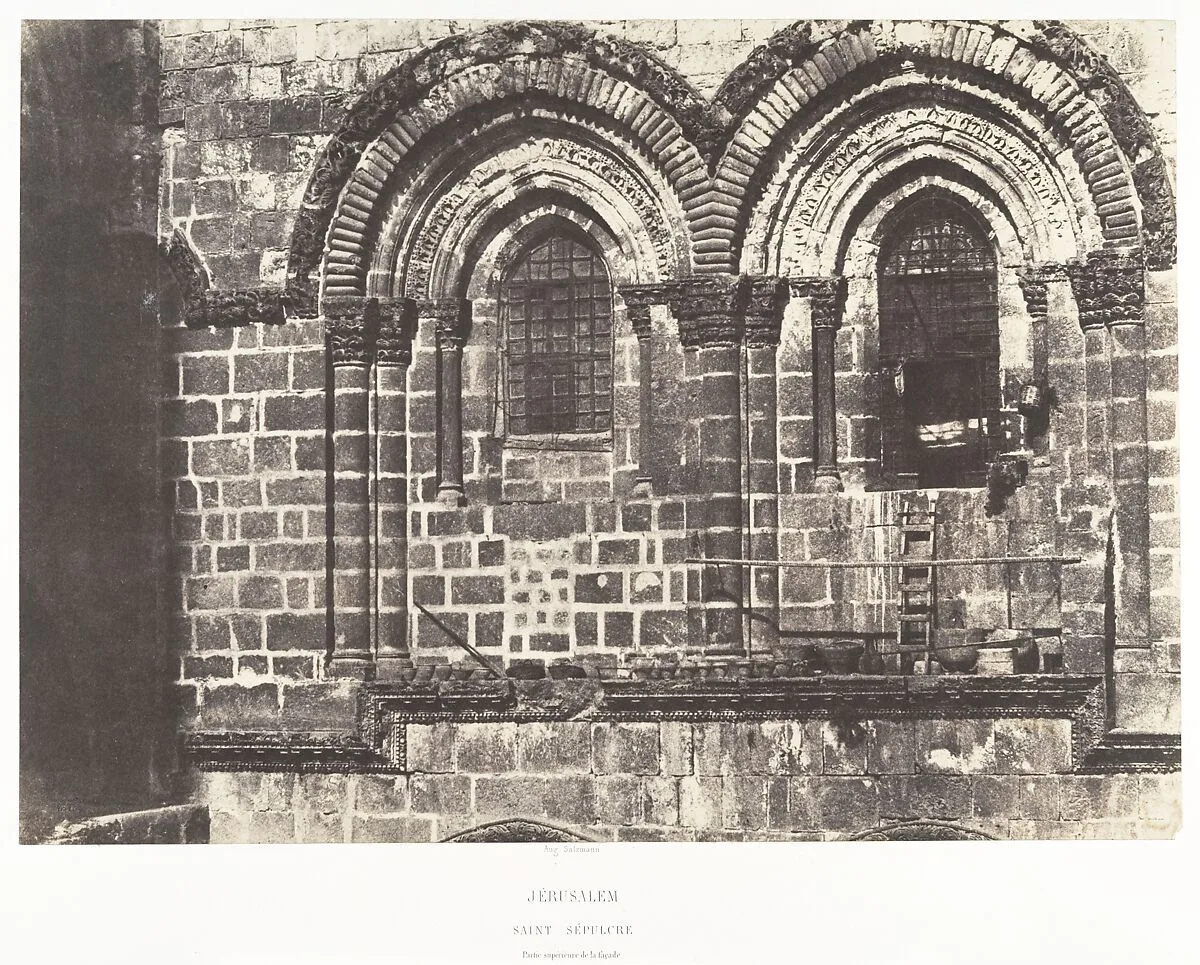 Jérusalem, Saint-Sépulcre, Partie supérieure de la façade — Auguste Salzmann|Imprimerie photographique de Blanquart-Évrard, à Lille
