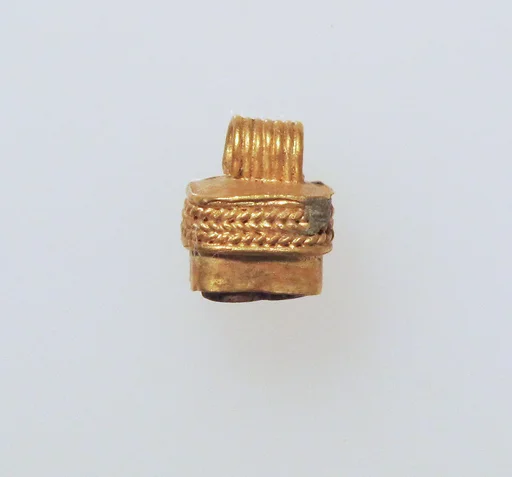 Pendant with paste bead