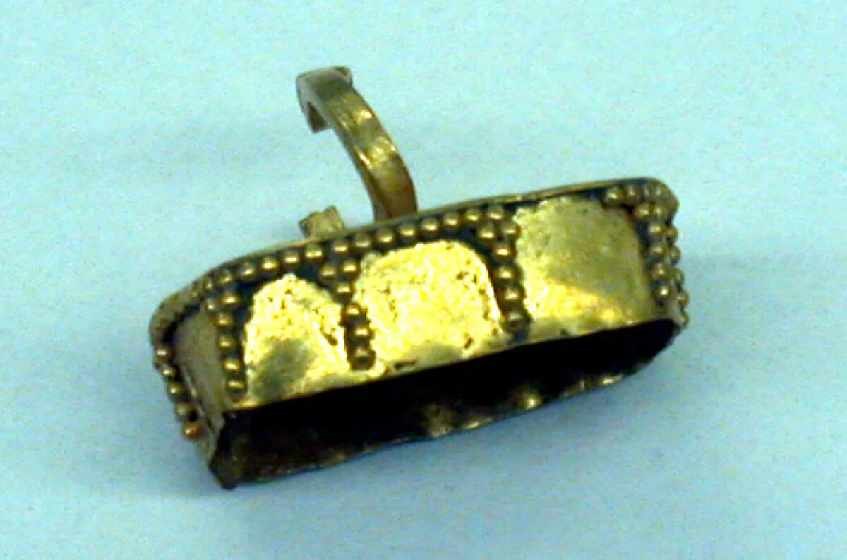 Garment Clasp — Unknown