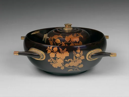 桐唐草蒔絵角盥・半挿|Four-Handled Basin (Tsunodarai) and Pitcher (Hanzō) with Paulownia and Foliage Scroll