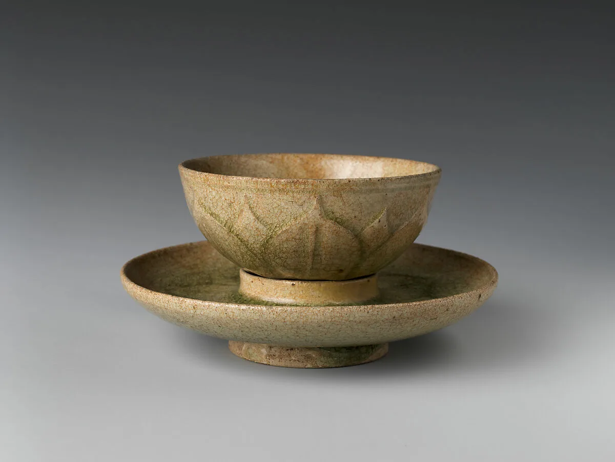 南朝梁/陳 青瓷蓮花紋帶盤茶盞|Tea bowl and saucer with lotus decoration — Unknown