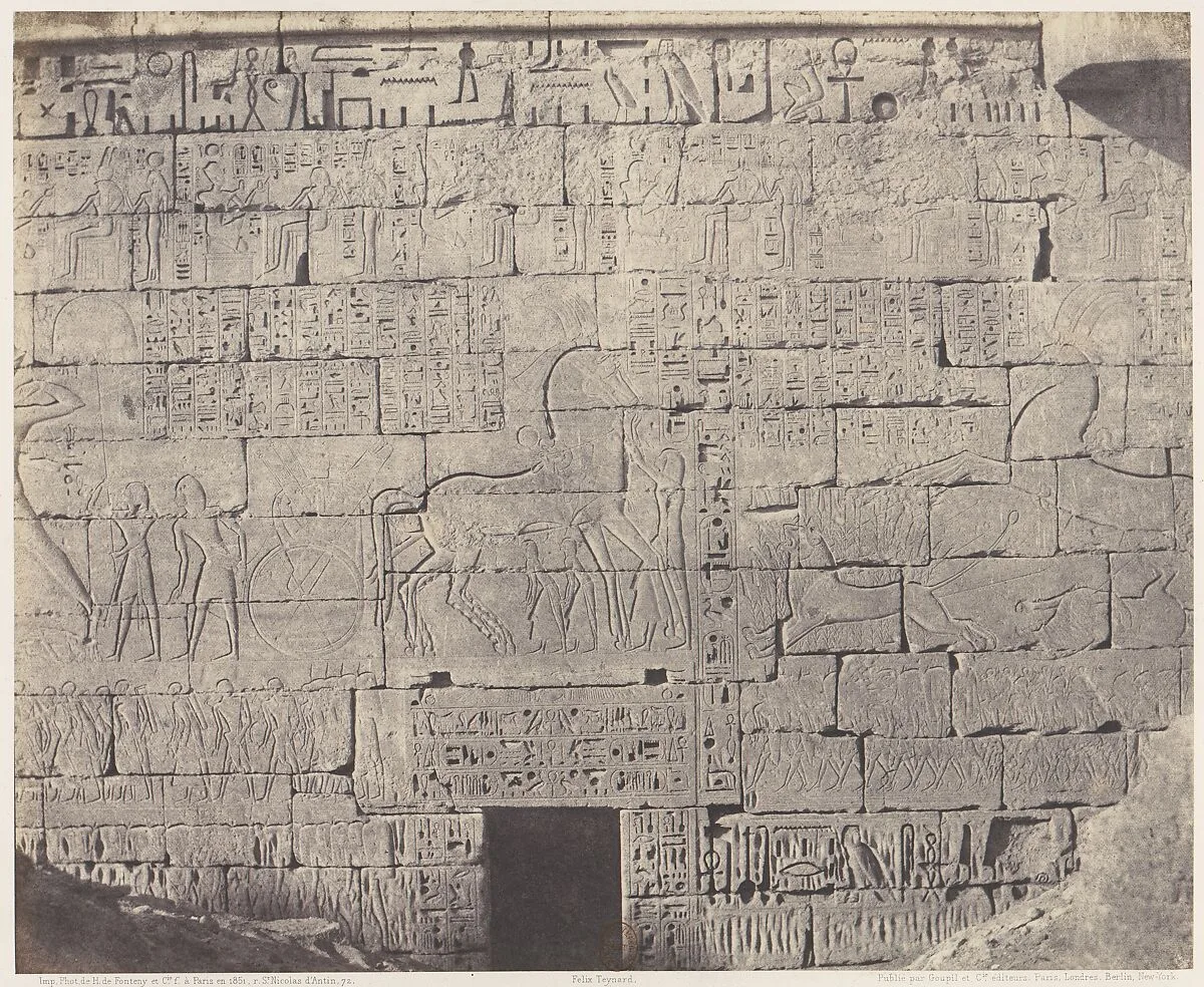 Médînet-Abou (Thèbes), Constructions Postérieures - Fragment de Sculptures Sur la Face Nord-Est — Félix Teynard|Imprimerie Photographique de H. de Fonteny et Cie